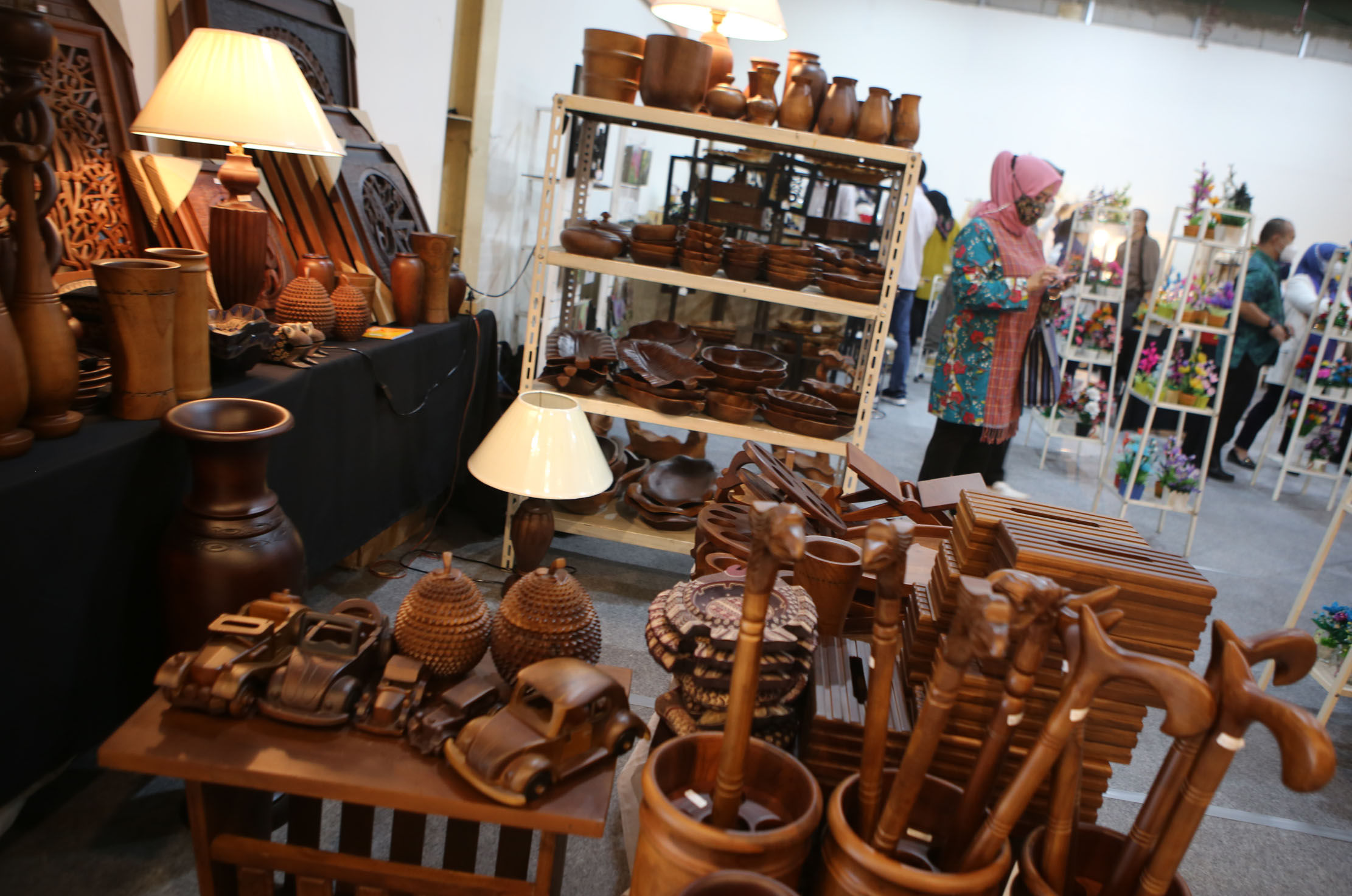 <p>Pengunjung mengamati barang-barang hasil UMKM yang dijual dalam Pameran Gallery Banten,Sabtu 3 Maret 2021. Foto : Panji Asmoro/TrenAsia</p>
