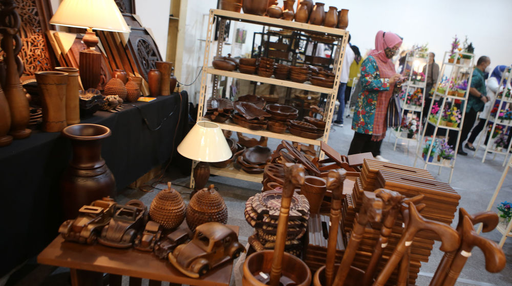 <p>Pengunjung mengamati barang-barang hasil UMKM yang dijual dalam Pameran Gallery Banten,Sabtu 3 Maret 2021. Foto : Panji Asmoro/TrenAsia</p>
