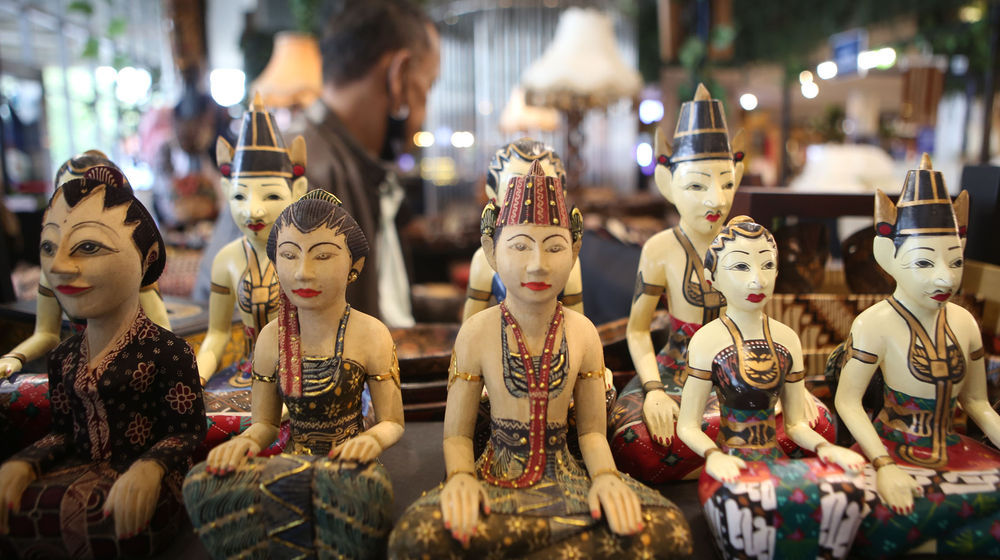 <p>Nampak pengunjung mengamati barang-barang hasil UMKM yang dijual dalam Pameran Gallery Banten,Sabtu 3 Maret 2021. Foto : Panji Asmoro/TrenAsia</p>
