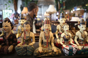 <p>Nampak pengunjung mengamati barang-barang hasil UMKM yang dijual dalam Pameran Gallery Banten,Sabtu 3 Maret 2021. Foto : Panji Asmoro/TrenAsia</p>