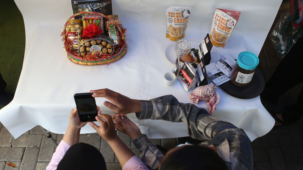 <p>Nampak sejumlah peseta tengah mengikuti pelatihan fotografi menggunakan ponsel di Kecamatan Pinang Kota Tangerang , Jumat 9 April 2021. Foto : Panji Asmoro/TrenAsia</p>
