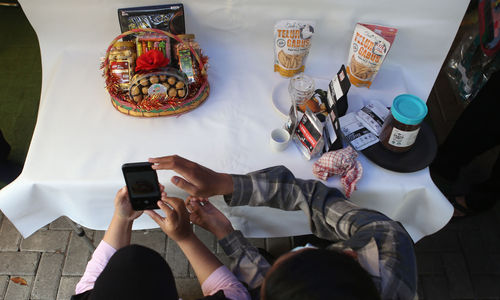 <p>Nampak sejumlah peseta tengah mengikuti pelatihan fotografi menggunakan ponsel di Kecamatan Pinang Kota Tangerang , Jumat 9 April 2021. Foto : Panji Asmoro/TrenAsia</p>
