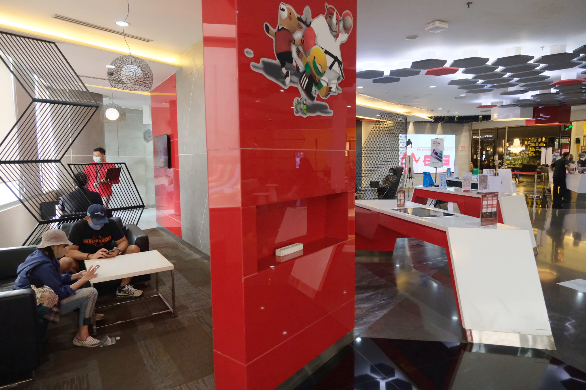 <p>Karyawan melayani pelanggan di gerai GraPARI Telkomsel yang berada di salah satu pusat perbelanjaan di Jakarta, Senin, 19 April 2021. Foto: Ismail Pohan/TrenAsia</p>
