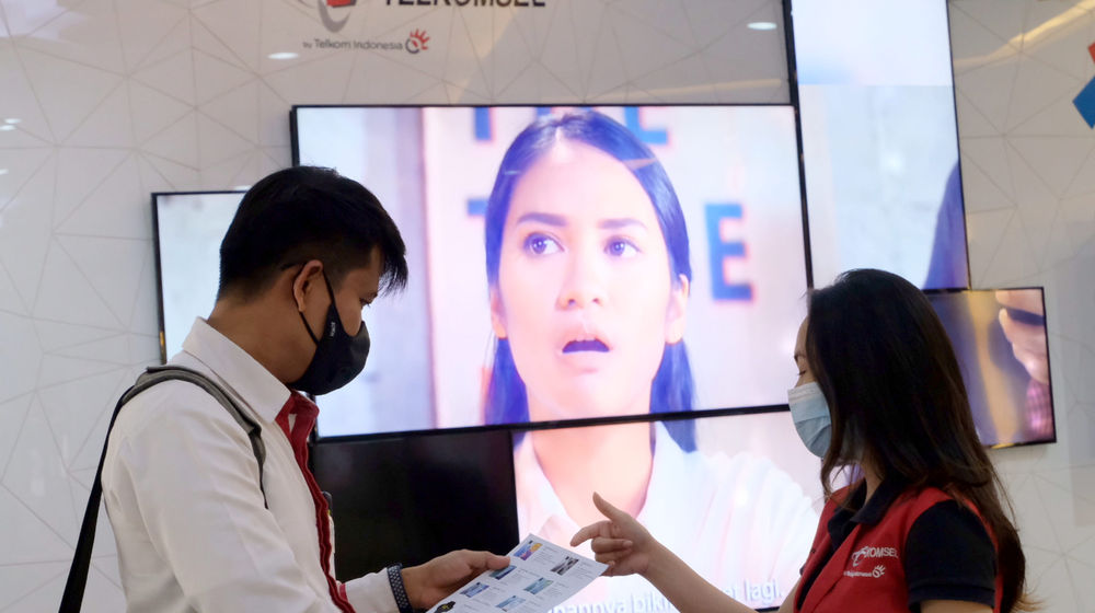 <p>Karyawan melayani pelanggan di gerai GraPARI Telkomsel yang berada di salah satu pusat perbelanjaan di Jakarta, Senin, 19 April 2021. Foto: Ismail Pohan/TrenAsia</p>

