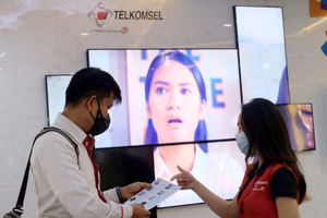 <p>Karyawan melayani pelanggan di gerai GraPARI Telkomsel yang berada di salah satu pusat perbelanjaan di Jakarta, Senin, 19 April 2021. Foto: Ismail Pohan/TrenAsia</p>
