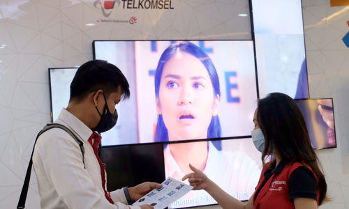 <p>Karyawan melayani pelanggan di gerai GraPARI Telkomsel yang berada di salah satu pusat perbelanjaan di Jakarta, Senin, 19 April 2021. Foto: Ismail Pohan/TrenAsia</p>
