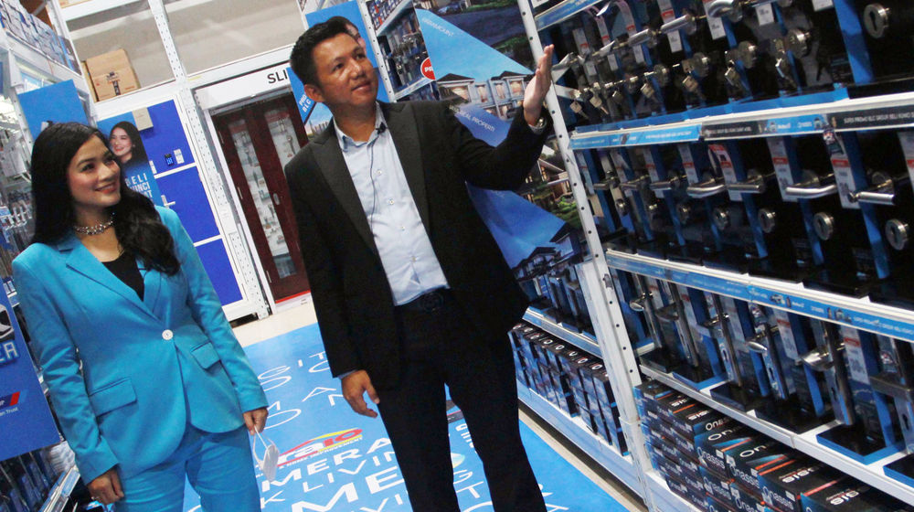 <p>Chief Marketing Officer (CMO) Onassis Bellucci Group Afret Handoko Tenny bersama  Brand Ambassador Onassis Bellucci Group Titi Kamal berbincang disela peluncuran Onassis Smart Living di kawasan BSD City , Rabu 7 April 2021. Foto : Panji Asmoro/TrenAsia</p>
