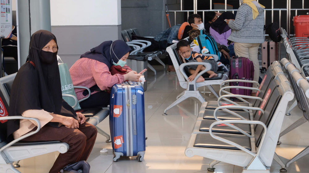 <p>Calon penumpang berada di ruang tunggu Stasiun Pasar Senen, Jakarta, Selasa, 27 April 2021. Foto: Ismail Pohan/TrenAsia</p>