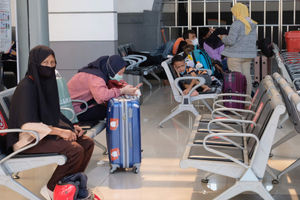 <p>Calon penumpang berada di ruang tunggu Stasiun Pasar Senen, Jakarta, Selasa, 27 April 2021. Foto: Ismail Pohan/TrenAsia</p>
