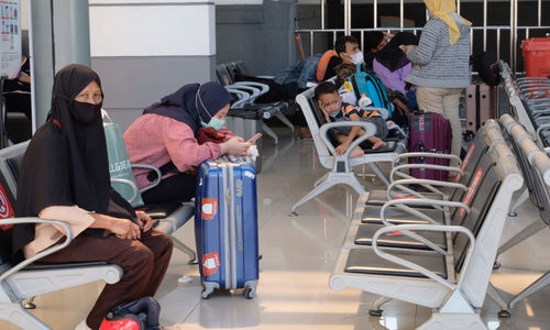<p>Calon penumpang berada di ruang tunggu Stasiun Pasar Senen, Jakarta, Selasa, 27 April 2021. Foto: Ismail Pohan/TrenAsia</p>
