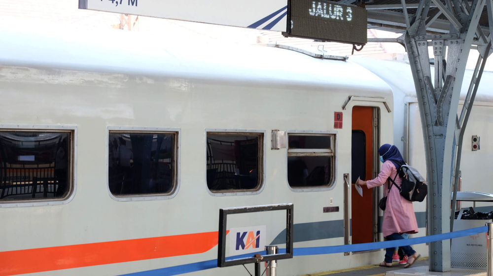 <p>Penumpang masuk ke rangkaian gerbong kereta yang diberangkatkan dari Stasiun Pasar Senen, Jakarta, Selasa, 27 April 2021. Foto: Ismail Pohan/TrenAsia</p>
