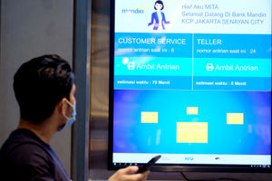 <p>Nasabah menunggu antre pelayanan di gerai Bank Mandiri KCP Senayan City, Jakarta, Selasa, 6 April 2021. Foto: Ismail Pohan/TrenAsia</p>
