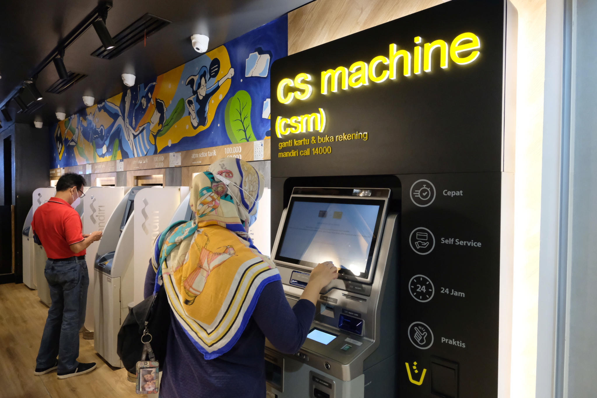 <p>Nasabah mengunakan mesin customer service di gerai Bank Mandiri KCP Senayan City, Jakarta, Selasa, 6 April 2021. Foto: Ismail Pohan/TrenAsia</p>
