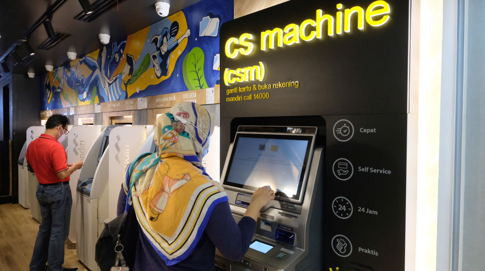 <p>Nasabah mengunakan mesin customer service di gerai Bank Mandiri KCP Senayan City, Jakarta, Selasa, 6 April 2021. Foto: Ismail Pohan/TrenAsia</p>