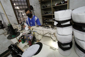 <p>Pengrajin songkok (peci) sedang mengerjakan pesanan berbagai jenis peci di kawasan Pasar Kemis, Kabupaten Tangerang, Minggu 25 April 2021. Foto : Panji Asmoro/TrenAsia</p>