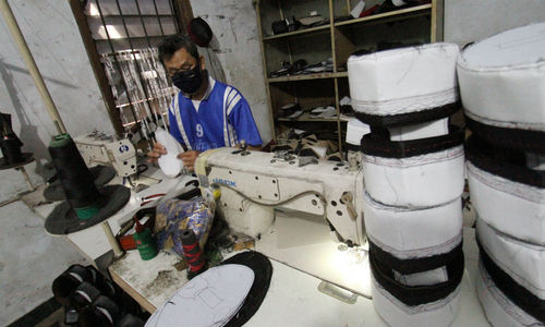 <p>Pengrajin songkok (peci) sedang mengerjakan pesanan berbagai jenis peci di kawasan Pasar Kemis, Kabupaten Tangerang, Minggu 25 April 2021. Foto : Panji Asmoro/TrenAsia</p>
