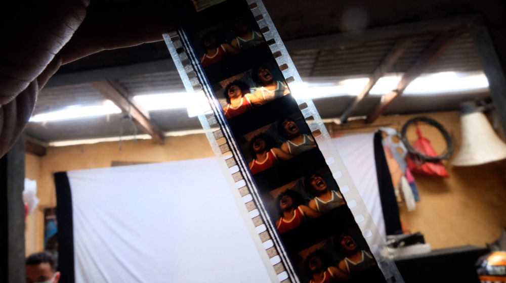 <p>Adul (29) mengecek film seluloid 35mm di gudang penyewaan alat untuk layar tancap di rumahnya dikawasan Meruya, Jakarta Barat, Rabu, 28 April 2021. Foto: Ismail Pohan/TrenAsia</p>
