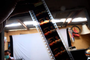 <p>Adul (29) mengecek film seluloid 35mm di gudang penyewaan alat untuk layar tancap di rumahnya dikawasan Meruya, Jakarta Barat, Rabu, 28 April 2021. Foto: Ismail Pohan/TrenAsia</p>
