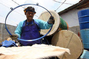 <p>Seorang perajin bedug tengah menyelesaikan pesanan pelanggan di kawasan Pondok Aren Tangerang Selatan , Jumat 17 April 2021. Foto : Panji Asmoro/TrenAsia</p>
