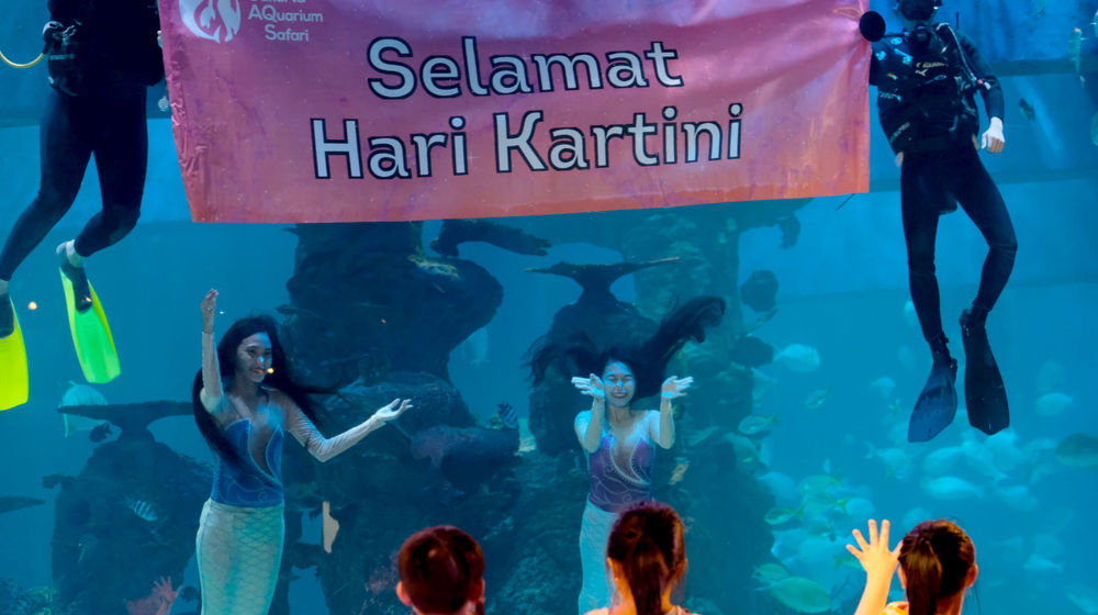 <p>Aquarist yang juga penyelam profesional menghibur pengunjung di Jakarta Aquarium &amp; Safari (JAQS), Jakarta, Rabu, 21 April 2021. Foto: Ismail Pohan/TrenAsia</p>
