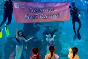 <p>Aquarist yang juga penyelam profesional menghibur pengunjung di Jakarta Aquarium &amp; Safari (JAQS), Jakarta, Rabu, 21 April 2021. Foto: Ismail Pohan/TrenAsia</p>
