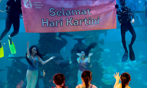 <p>Aquarist yang juga penyelam profesional menghibur pengunjung di Jakarta Aquarium &amp; Safari (JAQS), Jakarta, Rabu, 21 April 2021. Foto: Ismail Pohan/TrenAsia</p>
