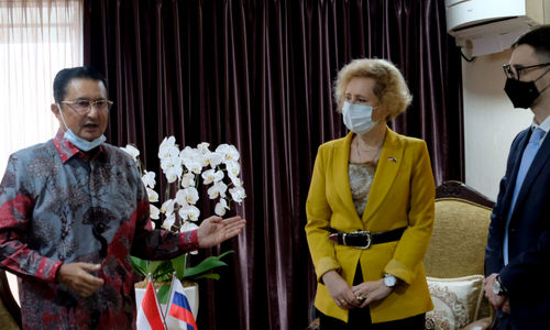 <p>Suasana pertemuan Wakil Ketua MPR Fadel Muhammad dengan Duta Besar (Dubes) Rusia untuk Indonesia Lyudmila G. Vorobyova bersama perwakilan Kadin dan Bio Farma di kompleks Parlemen, Senayan, Jakarta, Rabu, 21 April 2021. Foto: Ismail Pohan/TrenAsia</p>
