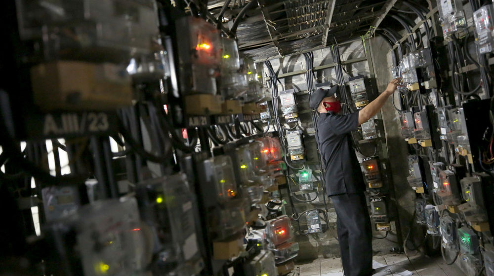 <p>Petugas melakukan pengisian token listrik di instalasi meteran listrik Rusun Benhil, Pejernihan, Jakarta, Jum’at, 9 April 2021. Foto: Ismail Pohan/TrenAsia</p>
