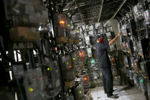 <p>Petugas melakukan pengisian token listrik di instalasi meteran listrik Rusun Benhil, Pejernihan, Jakarta, Jum’at, 9 April 2021. Foto: Ismail Pohan/TrenAsia</p>
