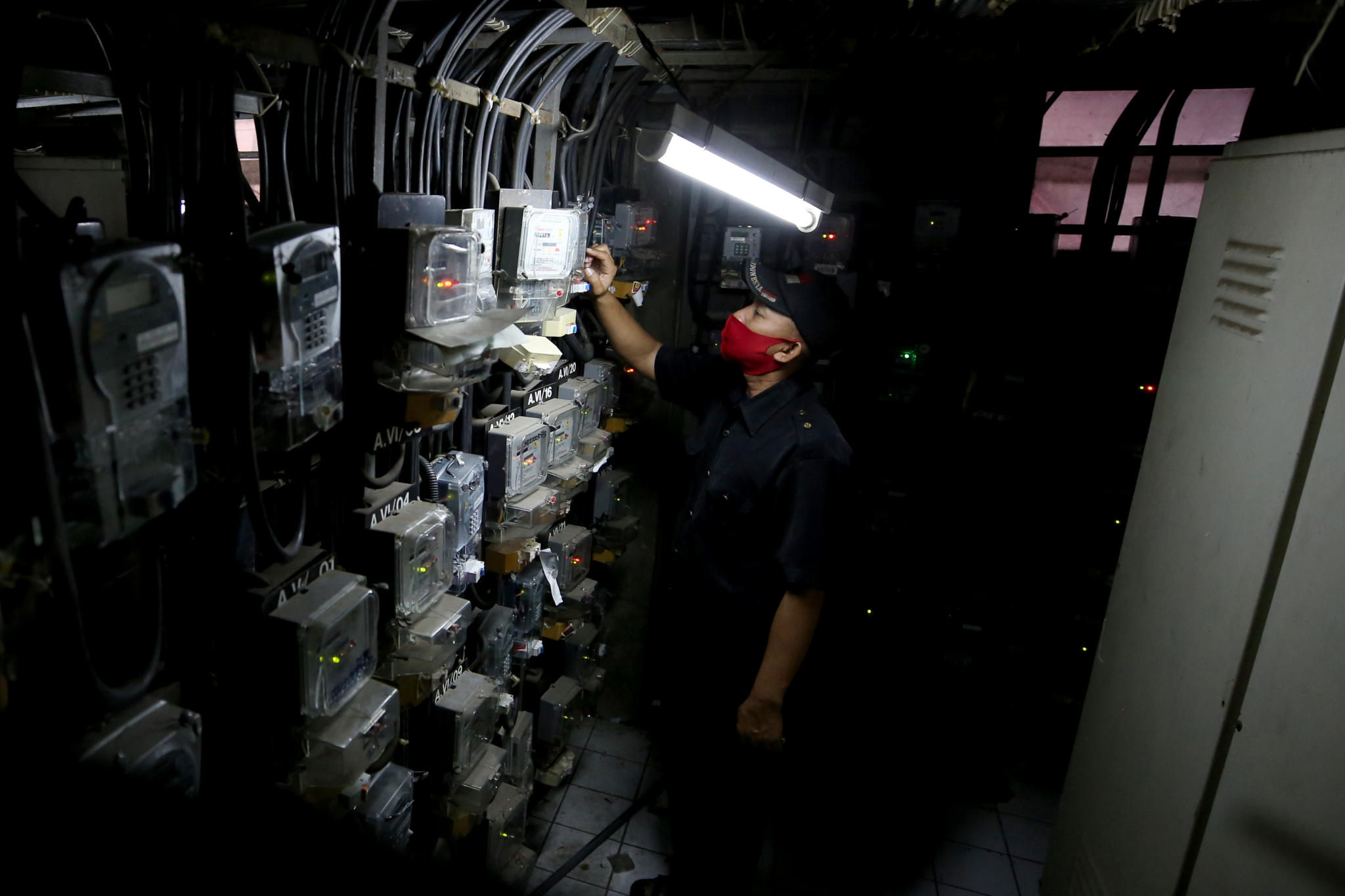 <p>Petugas melakukan pengisian token listrik di instalasi meteran listrik Rusun Benhil, Pejernihan, Jakarta, Jum&#8217;at, 9 April 2021. Foto: Ismail Pohan/TrenAsia</p>
