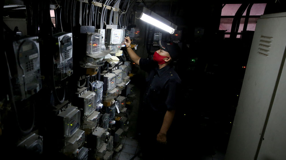 <p>Petugas melakukan pengisian token listrik di instalasi meteran listrik Rusun Benhil, Pejernihan, Jakarta, Jum’at, 9 April 2021. Foto: Ismail Pohan/TrenAsia</p>
