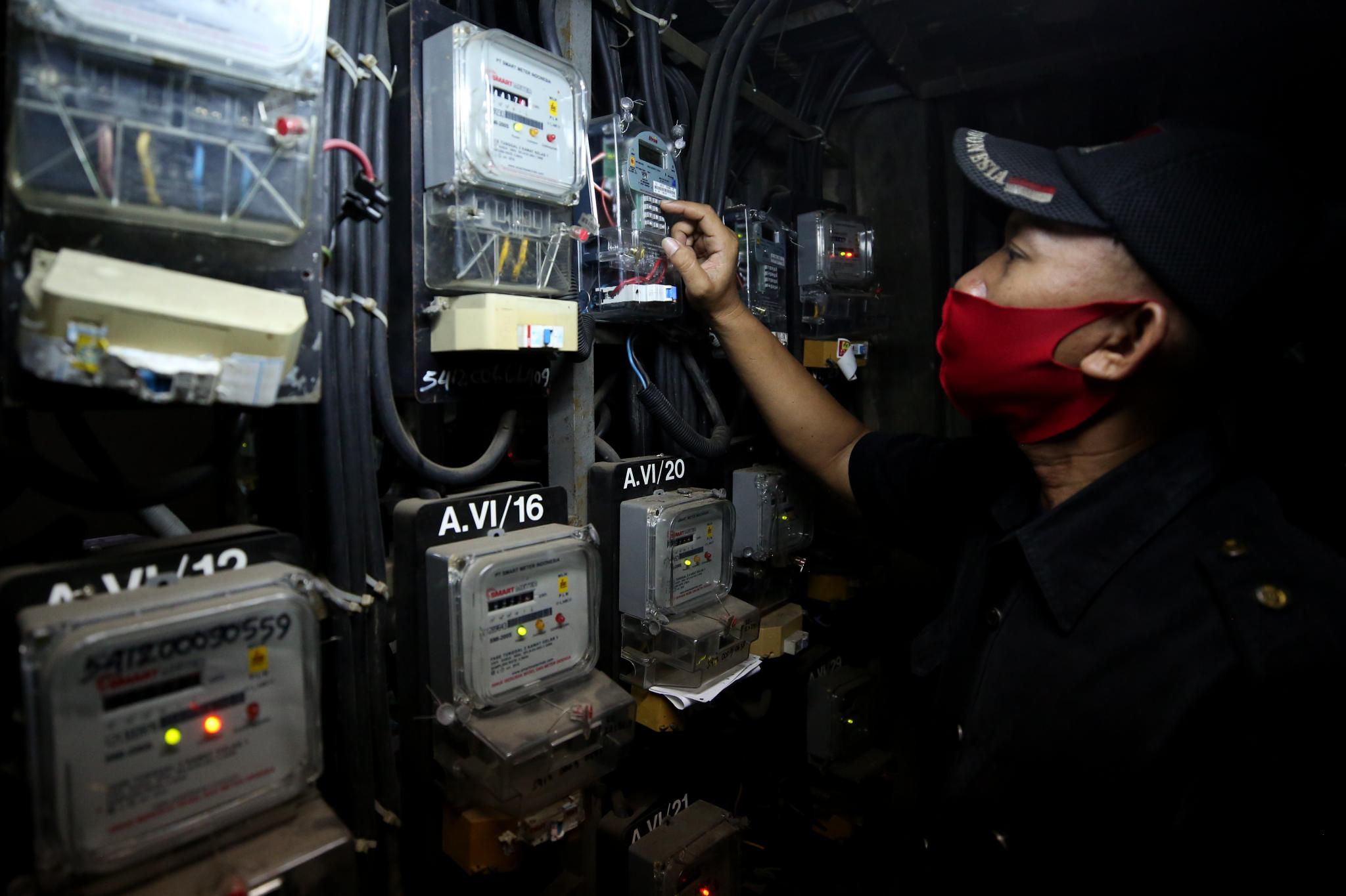 <p>Petugas melakukan pengisian token listrik di instalasi meteran listrik Rusun Benhil, Pejernihan, Jakarta, Jum&#8217;at, 9 April 2021. Foto: Ismail Pohan/TrenAsia</p>

