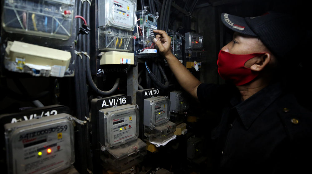 <p>Petugas melakukan pengisian token listrik di instalasi meteran listrik Rusun Benhil, Pejernihan, Jakarta, Jum’at, 9 April 2021. Foto: Ismail Pohan/TrenAsia</p>
