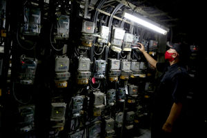 <p>Petugas melakukan pengisian token listrik di instalasi meteran listrik Rusun Benhil, Pejernihan, Jakarta, Jum’at, 9 April 2021. Foto: Ismail Pohan/TrenAsia</p>
