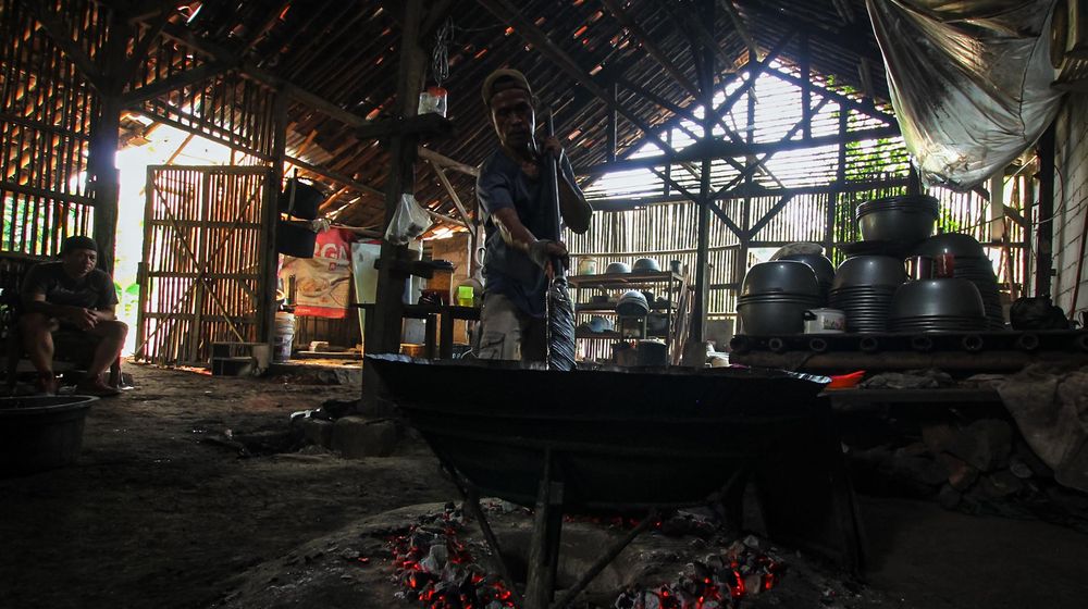 <p>Nampak seorang pekerja tengah menyelesaikan pembuatan dodol betawi di kawasan Cilenggang Tangerang Selatan, Kamis 29 April 2021. Foto : Panji Asmoro/TrenAsia</p>