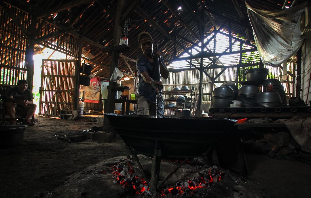 <p>Nampak seorang pekerja tengah menyelesaikan pembuatan dodol betawi di kawasan Cilenggang Tangerang Selatan, Kamis 29 April 2021. Foto : Panji Asmoro/TrenAsia</p>
