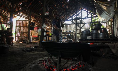 <p>Nampak seorang pekerja tengah menyelesaikan pembuatan dodol betawi di kawasan Cilenggang Tangerang Selatan, Kamis 29 April 2021. Foto : Panji Asmoro/TrenAsia</p>