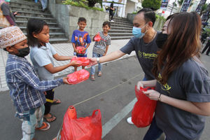 <p>Suasana bagi-bagi takjil gratis untuk pejalan kaki dan pengendara yang tengah melintas di kawasan Jl Sudirman Tangerang , Jumat 17 April 2021. Foto : Panji Asmoro/TrenAsia</p>

