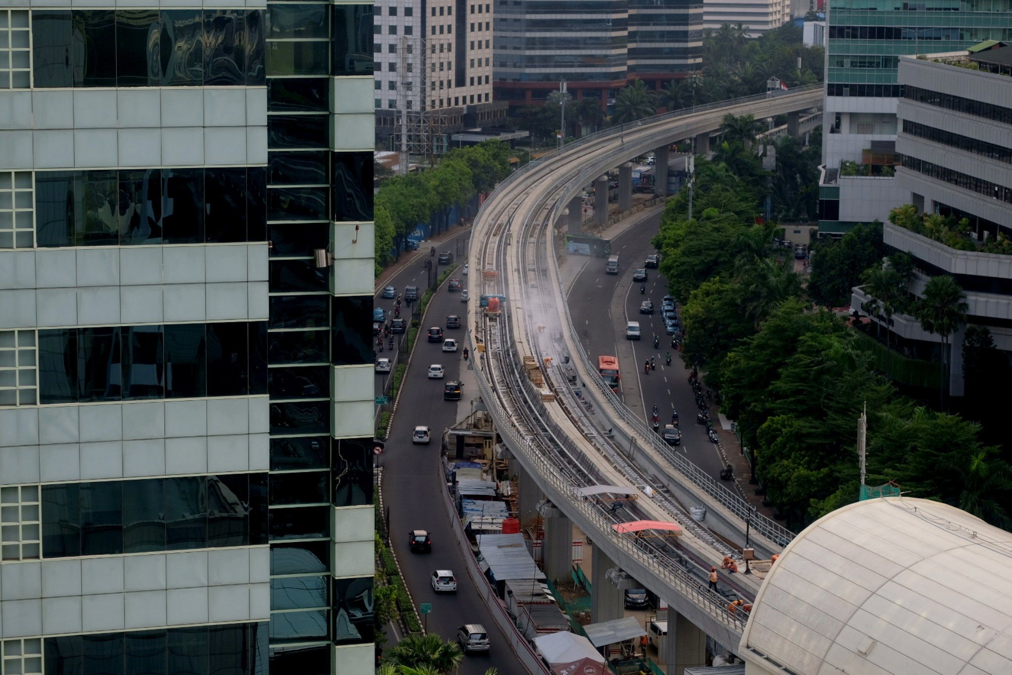 <p>Suasana pengerjaan proyek Light Rail Transit (LRT) di kawasan Jalan Rasuna Said, Kuningan, Jakarta, Senin, 12 April 2021. Foto: Ismail Pohan/TrenAsia</p>

