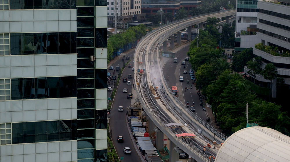 <p>Suasana pengerjaan proyek Light Rail Transit (LRT) di kawasan Jalan Rasuna Said, Kuningan, Jakarta, Senin, 12 April 2021. Foto: Ismail Pohan/TrenAsia</p>
