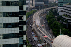 <p>Suasana pengerjaan proyek Light Rail Transit (LRT) di kawasan Jalan Rasuna Said, Kuningan, Jakarta, Senin, 12 April 2021. Foto: Ismail Pohan/TrenAsia</p>