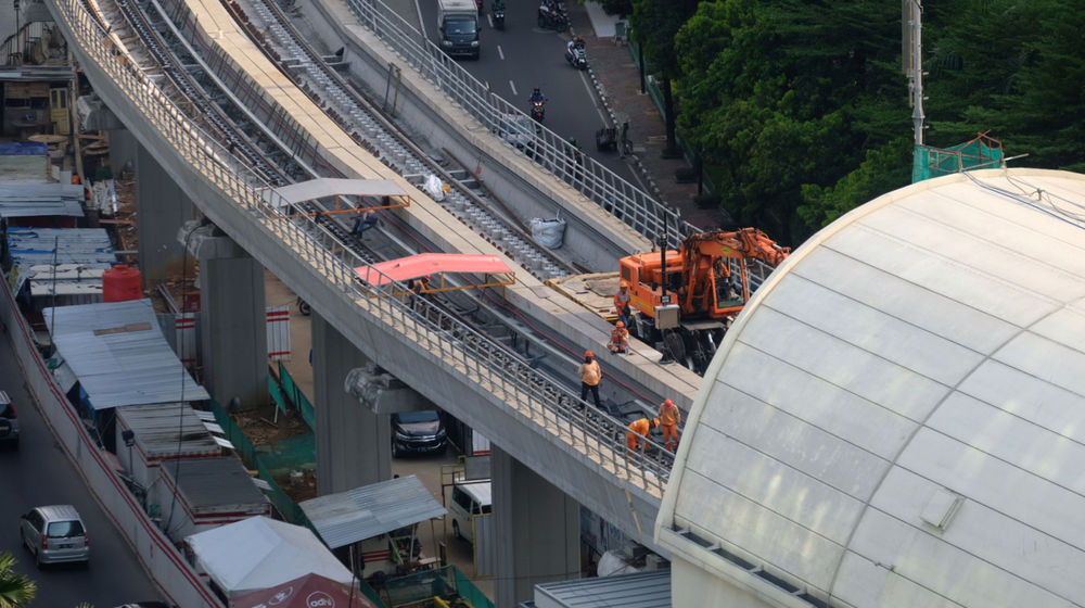 <p>Suasana pengerjaan proyek Light Rail Transit (LRT) di kawasan Jalan Rasuna Said, Kuningan, Jakarta, Senin, 12 April 2021. Foto: Ismail Pohan/TrenAsia</p>
