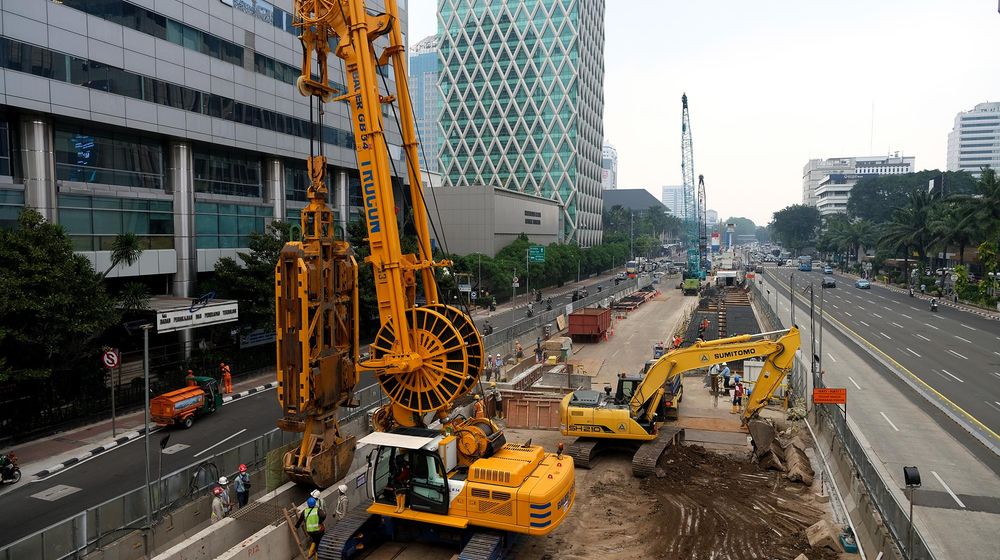<p>Suasana pengerjaan proyek MRT fase 2A paket kontrak CP201 yaitu Bundaran HI hingga Harmoni di Jalan MH Thamrin, Jakarta, Jum’at, 23 April 2021. Foto: Ismail Pohan/TrenAsia</p>