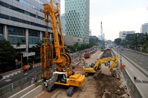 <p>Suasana pengerjaan proyek MRT fase 2A paket kontrak CP201 yaitu Bundaran HI hingga Harmoni di Jalan MH Thamrin, Jakarta, Jum’at, 23 April 2021. Foto: Ismail Pohan/TrenAsia</p>
