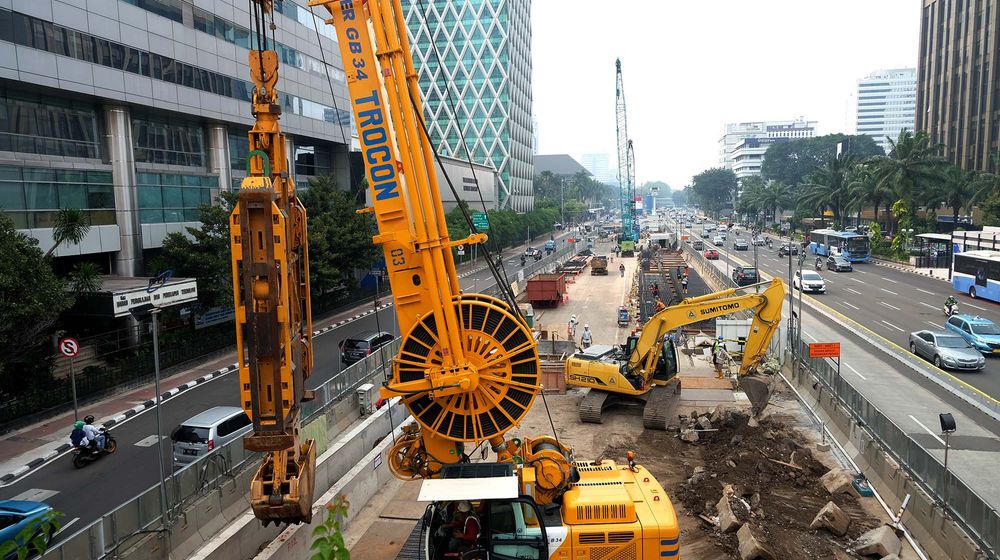 <p>Suasana pengerjaan proyek MRT fase 2A paket kontrak CP201 yaitu Bundaran HI hingga Harmoni di Jalan MH Thamrin, Jakarta, Jum’at, 23 April 2021. Foto: Ismail Pohan/TrenAsia</p>
