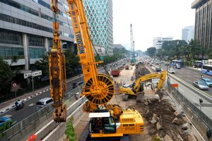 <p>Suasana pengerjaan proyek MRT fase 2A paket kontrak CP201 yaitu Bundaran HI hingga Harmoni di Jalan MH Thamrin, Jakarta, Jum’at, 23 April 2021. Foto: Ismail Pohan/TrenAsia</p>
