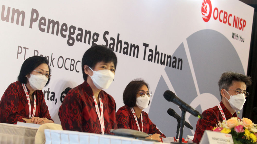 <p>Presiden Direktur Bank OCBC NISP Parwati Surjaudaja – Direktur Bank OCBC NISP Hartati – Direktur Bank OCBC NISP Lili S. Budiana – Presiden Komisaris Bank OCBC NISP Pramukti Surjaudaja saat Rapat Umum Pemegang Saham Tahunan (RUPST) Bank OCBC NISP 2021 di Jakarta , Selasa 6 April 2021. Foto : Panji Asmoro/TrenAsia</p>

