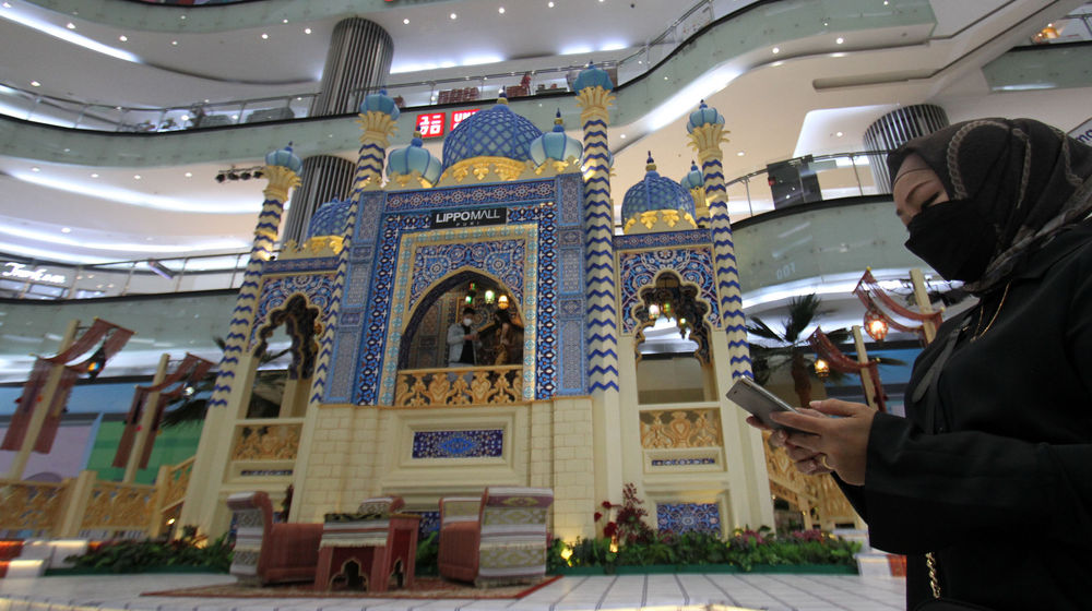 <p>Sejumlah pengunjung tengah berswafoto dan menikmati dekorasi bernuansa ramadan di Atrium Lippo Mal Puri , Rabu 28 April 2021. Foto : Panji Asmoro/TrenAsia</p>
