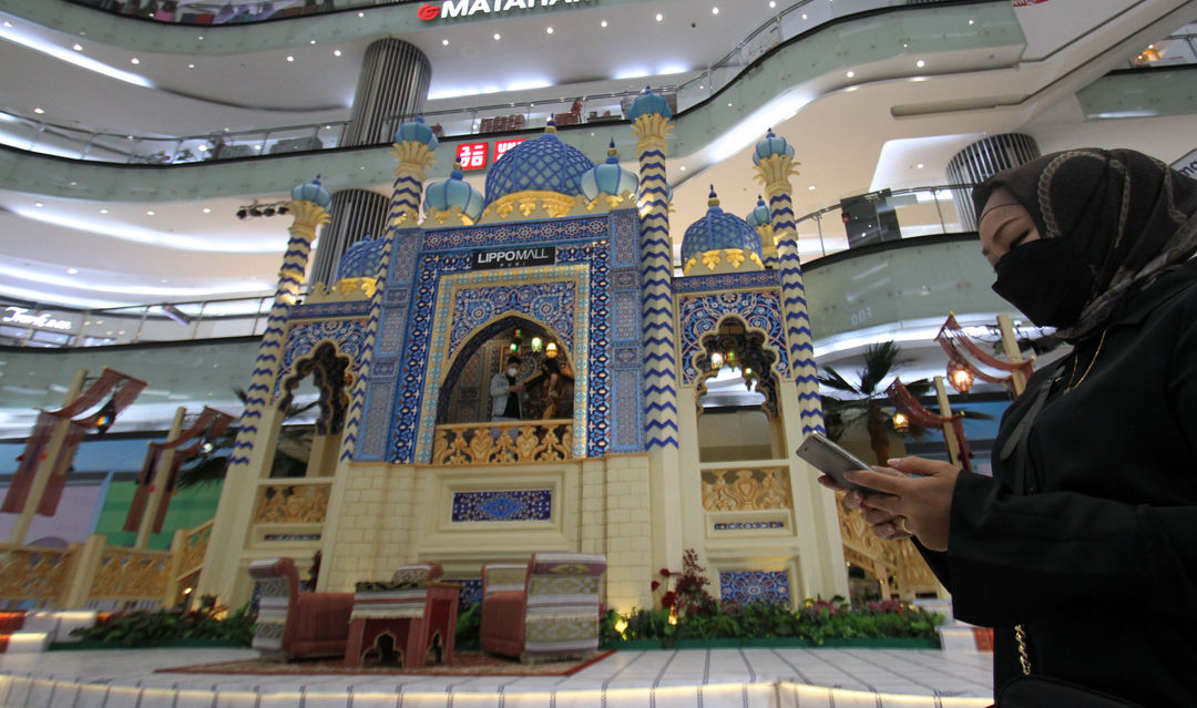 <p>Sejumlah pengunjung tengah berswafoto dan menikmati dekorasi bernuansa ramadan di Atrium Lippo Mal Puri , Rabu 28 April 2021. Foto : Panji Asmoro/TrenAsia</p>
