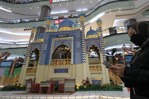 <p>Sejumlah pengunjung tengah berswafoto dan menikmati dekorasi bernuansa ramadan di Atrium Lippo Mal Puri , Rabu 28 April 2021. Foto : Panji Asmoro/TrenAsia</p>
